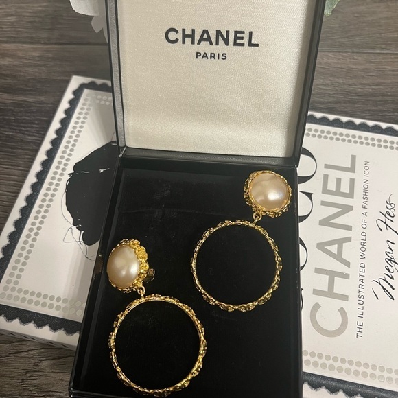 BEAUTIFUL Chanel Vintage XL Gold Pearl Hoop Clip On Earrings - Picture 13 of 13
